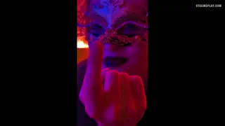 Lecco mia moglie mascherata finché non prende il sopravvento per un pompino. Sessione completa di 7 minuti in diretta! 🎭🇮🇹